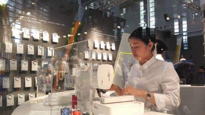 中国服装厂用机器人裁缝22秒生产1件T恤